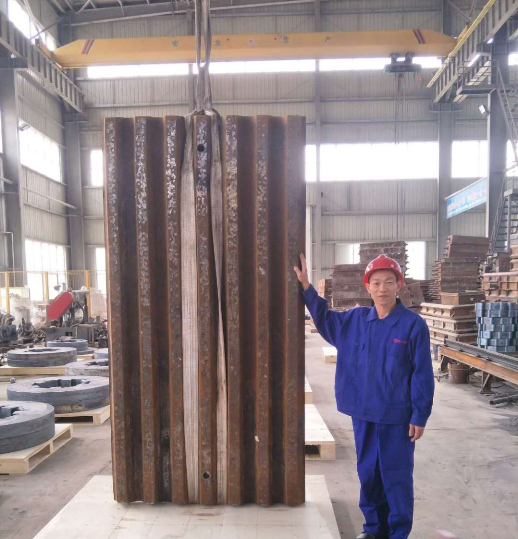 Jaw plate for titanium alloy bars with high manganese steel insert
