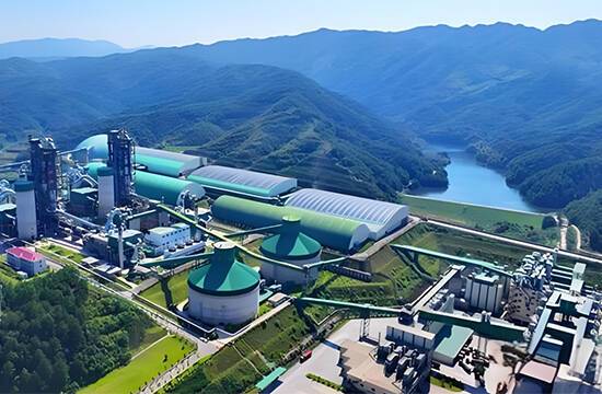 How to maintain and conserve the conveyor chain of a clinker conveyor in a cement plant?