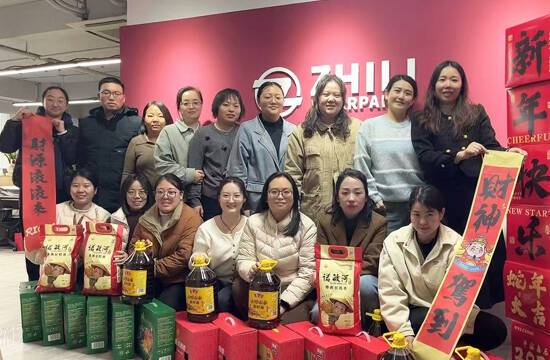 Zhili New Materials distributes New Year's benefits to warm the hearts of employees.