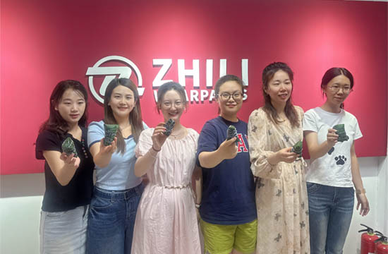 The fragrance of rice cakes fills the air, and the love for the Dragon Boat Festival is reflected in